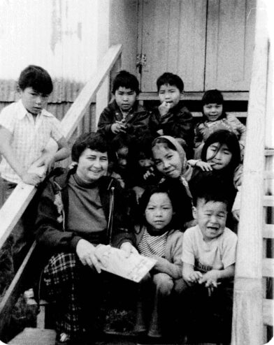 1976 SR Dolores Steiner in Alaska with children 813x1024